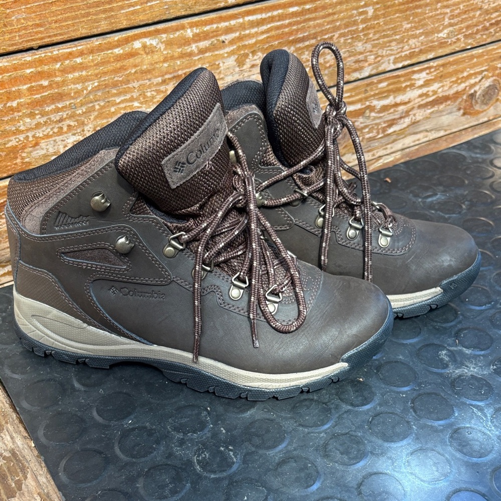 Columbia Men's Dark Brown Outdoor Boots. Like new.